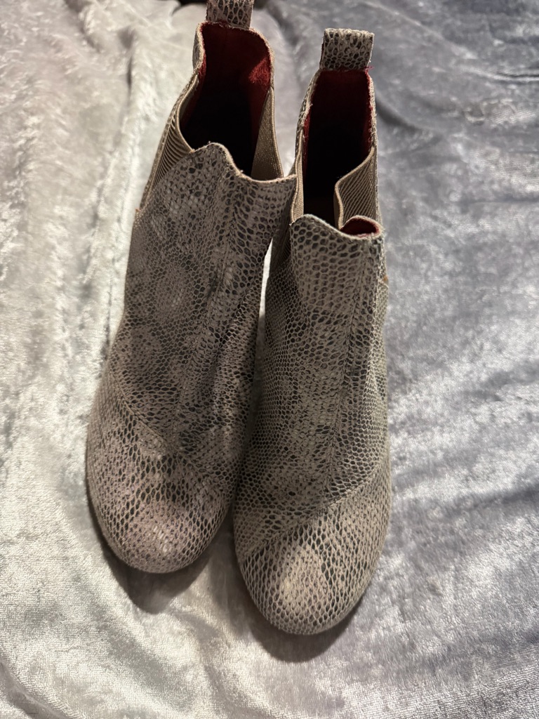 Toms Taupe Snakeskin-Texture Chelsea Booties
